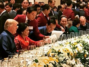 Keakraban Jokowi, Iriana, dan Trump di Gala Dinner APEC