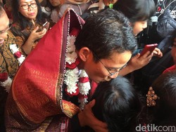 Sandiaga Kecup Kening Anak Perempuan yang Beri CD Lagu Gereja
