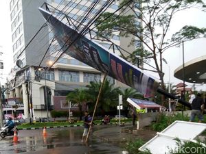 Hujan dan Angin Kencang di Solo, Sejumlah Pohon dan Baliho Tumbang Hujan dan Angin Kencang di Solo, Sejumlah Pohon dan Baliho Tumbang