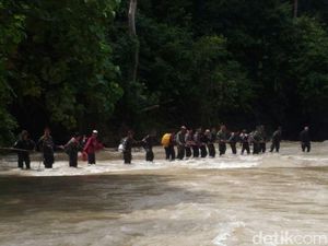 Prajurit Aceh Rela Tembus Hutan demi Upacara di Makam Cut Meutia Prajurit Aceh Rela Tembus Hutan demi Upacara di Makam Cut Meutia