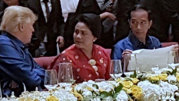 Melihat Keakraban Jokowi-Iriana dengan Trump di Gala Dinner APEC