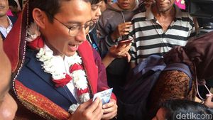 Hangat Kecupan Sandi Saat Diberi CD Lagu Gereja oleh Anak Perempuan