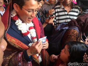 Hangat Kecupan Sandi Saat Diberi CD Lagu Gereja oleh Anak Perempuan