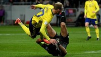 Gianluigi Buffon harus berjibaku untuk menggagalkan peluang Ola Toivonen. Foto: Claudio Villa/Getty Images