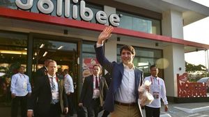 Gaya PM Kanada Trudeau Gendong Bayi dan Beli Fast Food di Manila
