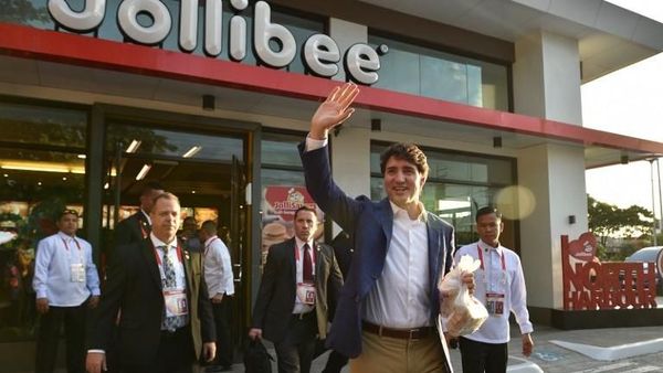 Gaya PM Kanada Trudeau Gendong Bayi dan Beli Fast Food di Manila