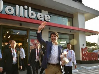 Gaya PM Kanada Trudeau Gendong Bayi dan Beli Fast Food di Manila