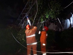 Tower Radio di Dinas Lingkungan Hidup DKI Roboh