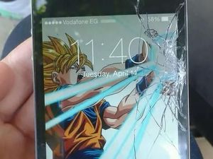 Tampilan Layar Ponsel Retak Disulap Jadi Keren