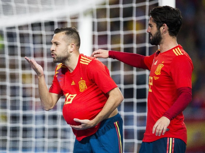 MALAGA, SPAIN - NOVEMBER 11:  Jordi Alba of Spain celebrates with his teammate Isco Alarcon of Spain after scoring the opening goal during the international friendly match between Spain and Costa Rica at La Rosaleda Stadium on November 11, 2017 in Malaga, Spain.  (Photo by Aitor Alcalde/Getty Images)
