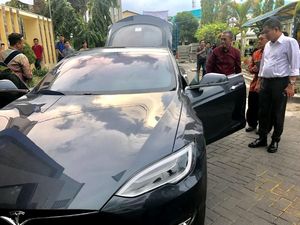 Dahlan: Pak Jonan Ingin Orang RI Beli Mobil Tesla Lebih Murah