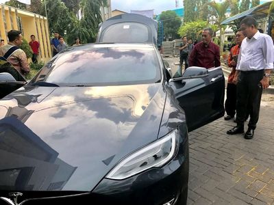 Jonan Lihat Mobil Listrik Tesla Dahlan Iskan