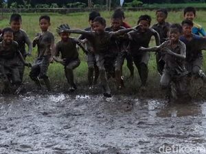Mandi Lumpur di Rawa Lutung, Cara Bergembira Tanpa Gadget
