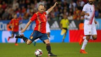 Pesta gol Spanyol ditutup oleh Andres Iniesta melalui gol pada menit ke-73. Foto: Jon Nazca/Reuters