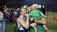Meski kalah, Bhayangkara tak kehilangan mahkota. Tim besutan Simon McMenemy itu tetap menjadi juara Liga 2017.