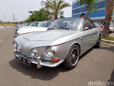 Jajaran Mobil Klasik Mejeng di Bekasi
