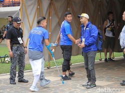 Tekel keras Rudi Widodo itu membuat tulang fibula Kim Kurniawan patah. (Wisma Putra/detikSport)