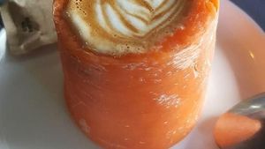 Nyeleneh! Kopi ini Disajikan dalam Centong Sayur hingga Kotak Smartphone