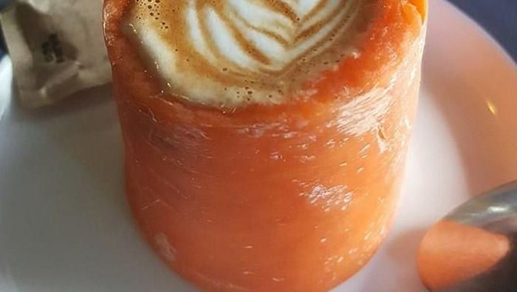 Nyeleneh! Kopi ini Disajikan dalam Centong Sayur hingga Kotak Smartphone Nyeleneh! Kopi ini Disajikan dalam Centong Sayur hingga Kotak Smartphone