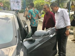 Jonan Lihat Langsung Mobil Tesla Dahlan Iskan di Surabaya