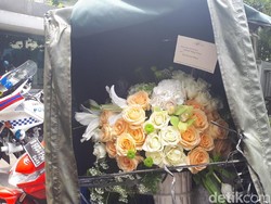 Buket Bunga Ucapan Ultah Berdatangan ke Rumah Novanto