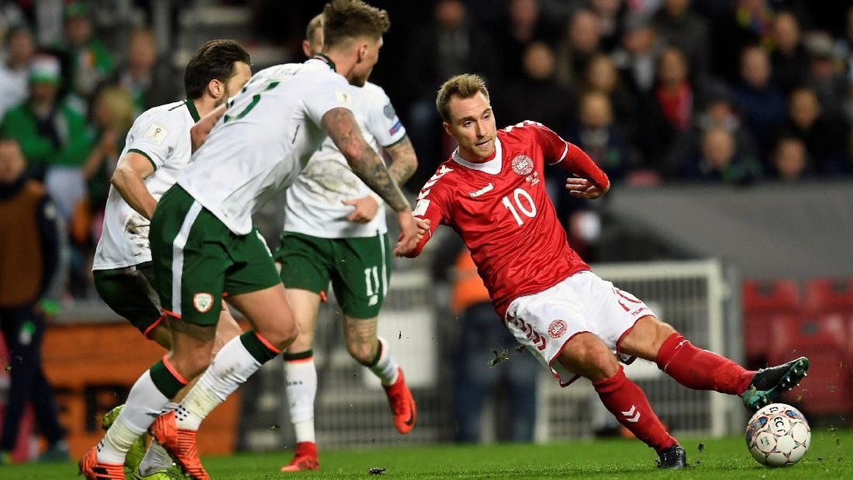 Barisan belakang Republik Irlandia mencoba menghentikan Christian Eriksen (Scanpix Denmark/Lars Moeller via REUTERS)