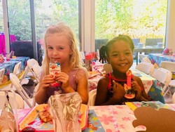 Cerita Lucu di Balik Pertemanan Dekat 2 Gadis Cilik Ini