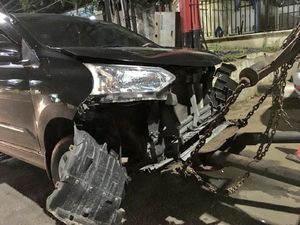 Minibus Tabrak Separator Busway di Jl MT Haryono: Sudah Dievakuasi