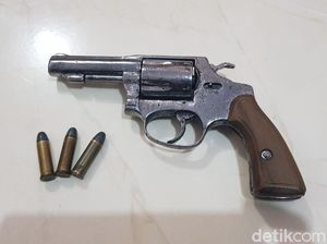 Warga Aceh Serahkan Senjata Sisa Konflik ke Polisi