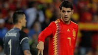Tampil menjanjikan bersama Chelsea di awal musim, sepertinya tak ada yang meragukan kans Alvaro Morata untuk main di Piala Dunia 2018. Tapi belakangan ia menurun dan tak dipanggil ke timnas Spanyol saat melawan Jerman dan Argentina. Patut dinanti apakah Morata mampu merebut lagi hati Julen Lopetegui. Foto: Jon Nazca/Reuters