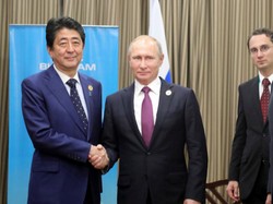 Bertemu PM Abe di Vietnam, Putin Bahas Perjanjian Damai