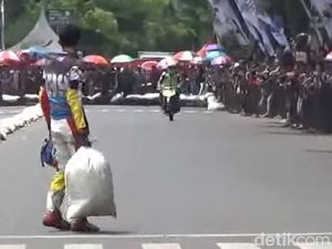 Aksi Lempar Karung di Road Race yang Jadi Viral