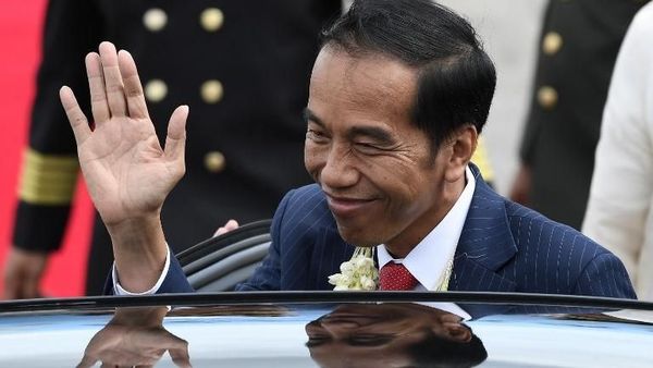 Momen Jokowi dan Iriana Tiba di Manila untuk Hadiri KTT ASEAN