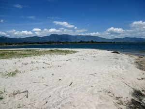 Bukan di Lombok, Ini Pantai di Danau Toba, Sumpah!