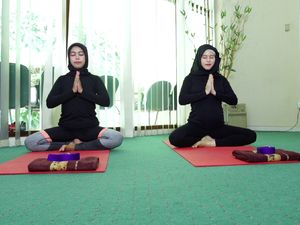 Video: Prenatal Gentle Yoga, Ikhtiar Agar Persalinan Lancar