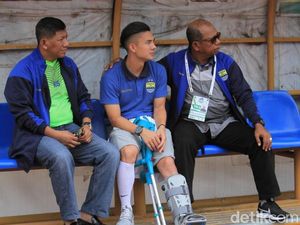 Gunakan Kruk, Kim Kurniawan Dampingi Persib Dari Tribune Penonton