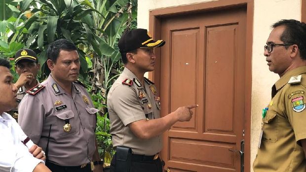 Polisi mendatangi lokasi penggerebekan pasangan yang ditelanjangi dan diarak warga.