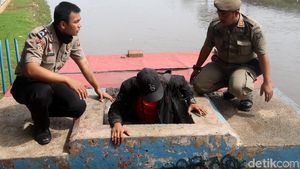 Petugas Usir Warga yang Tinggal di Saluran Air KBB