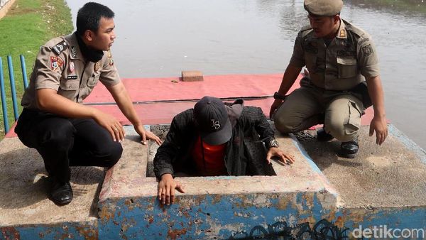 Petugas Usir Warga yang Tinggal di Saluran Air KBB