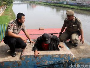 Petugas Usir Warga yang Tinggal di Saluran Air KBB