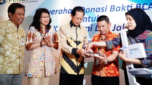 BCA Serahkan Donasi untuk Operasi Katarak Gratis