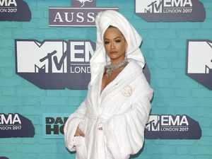 Yay or Nay? Rita Ora Tampil di Red Carpet MTV EMA hanya Pakai Handuk