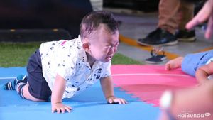 Melas-melas Lucu, Ekspresi Bayi yang Menangis Saat Merangkak