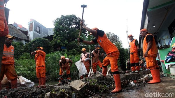 Pasukan Oranye Berjibaku Bikin Tanggul di Jatipadang