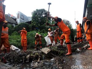 Pasukan Oranye Berjibaku Bikin Tanggul di Jatipadang