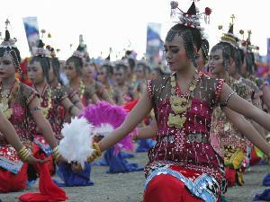 Tarian Kolosal Meriahkan Festival Wakatobi Wave