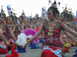 Tarian Kolosal Meriahkan Festival Wakatobi Wave