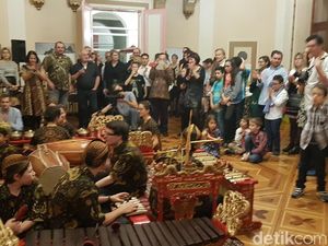 Pusat Pelatihan dan Pertunjukan Gamelan Diresmikan di Swiss Pusat Pelatihan dan Pertunjukan Gamelan Diresmikan di Swiss