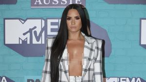 Foto: Demi Lovato Seksi Berjas Tanpa Bra, Tiru Kim Kardashian?