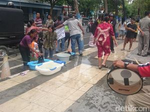 Air Mampet, Warga Lamongan Mandi dan Cuci Baju di Kantor PDAM Air Mampet, Warga Lamongan Mandi dan Cuci Baju di Kantor PDAM